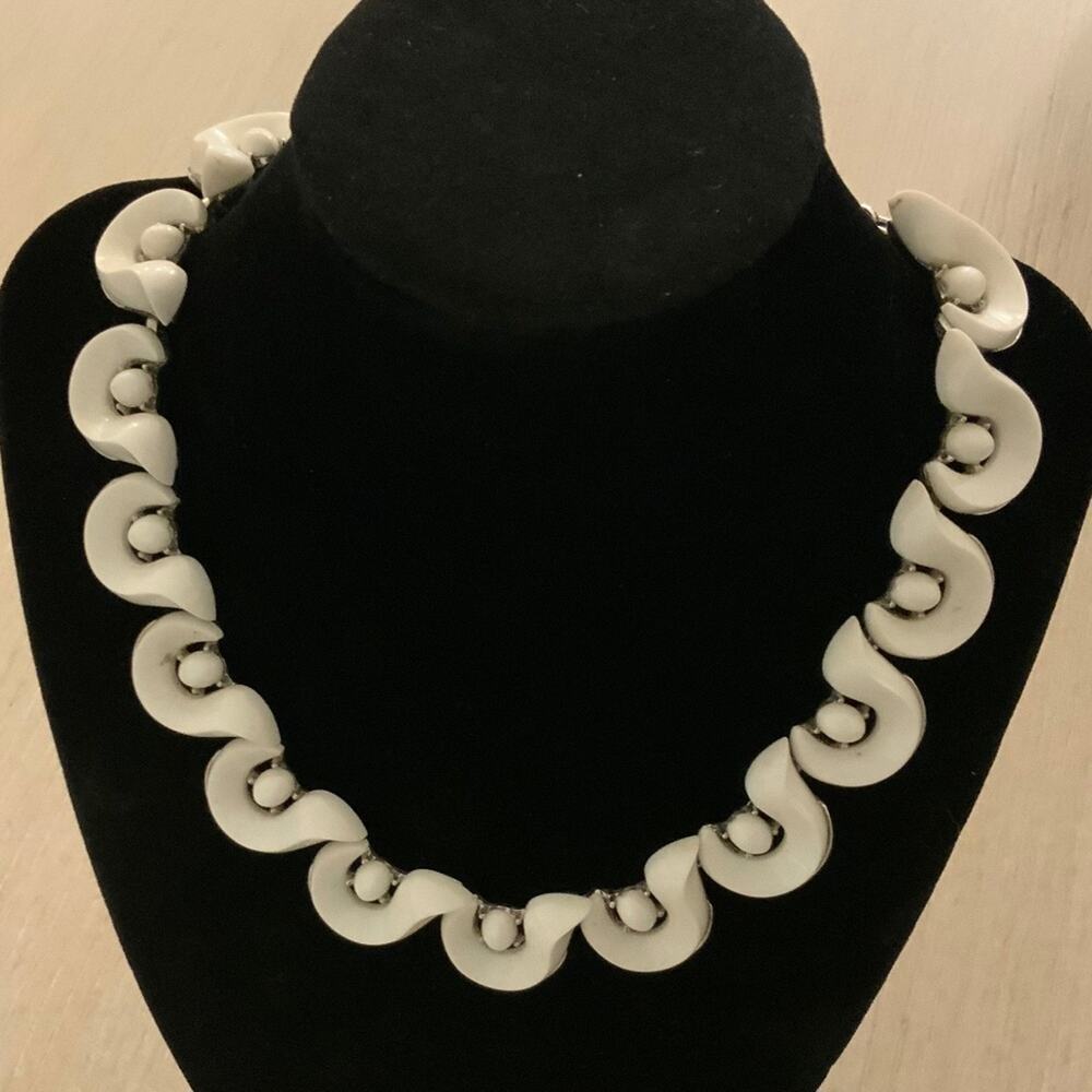 Vintage Crown Trifari Necklace - Picture 4 of 6